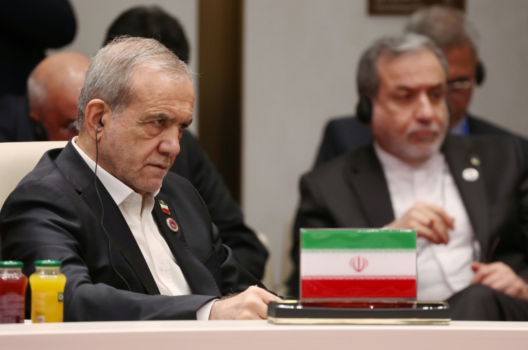 Cette photo, diffusée par l'agence d'Etat russe Sputnik, montre le président iranien Massoud Pezeshkian lors du sommet de l'Organisation de coopération de Shanghai (OCS), à Bichkek, le 1er septembre 2026