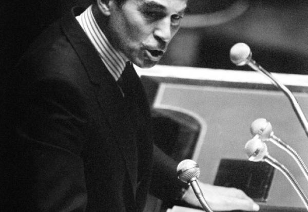 Robert Badinter, ministre de la Justice, défend l'abolition de la peine de mort, le 17 septembre 1981 à l'Assemblée nationale, à Paris