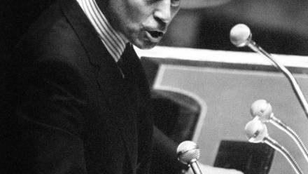 Robert Badinter, ministre de la Justice, défend l'abolition de la peine de mort, le 17 septembre 1981 à l'Assemblée nationale, à Paris