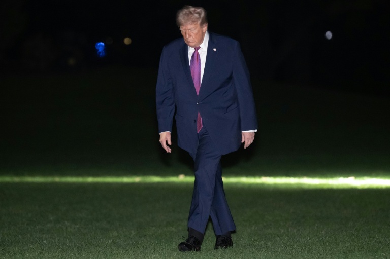 Le président américain Donald Trump sur la pelouse sud après son arrivée à bord de Marine One à la Maison Blanche, le 17 avril 2026 à Washington