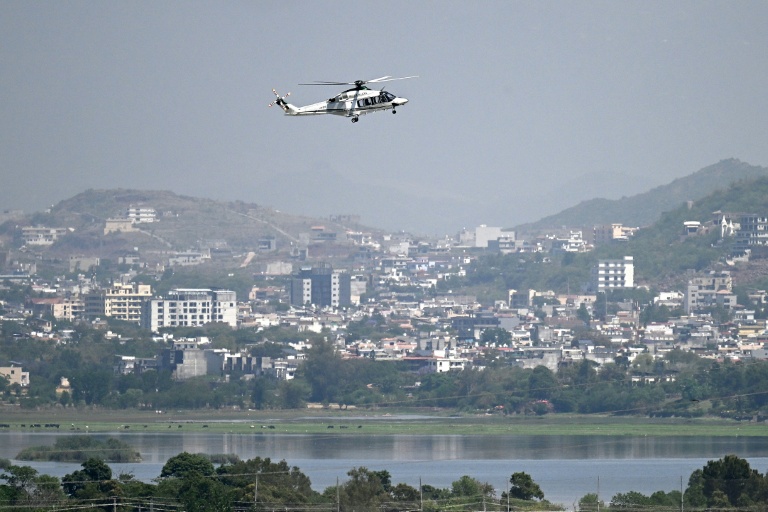 Un hélicoptère survole la zone rouge d'Islamabad, en prévision des pourparlers de paix américano-iraniens, le 20 avril 2026 au Pakistan