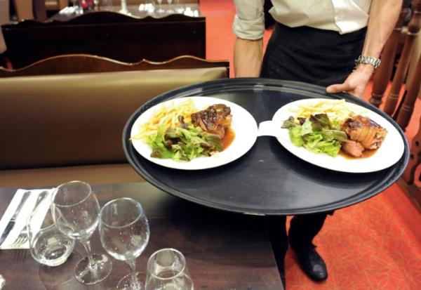 La restauration rapide, en croissance, met en difficulté la restauration traditionnelle mais ne la fait pas disparaître