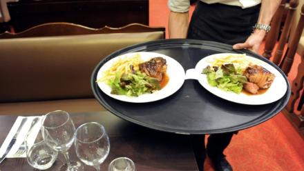 La restauration rapide, en croissance, met en difficulté la restauration traditionnelle mais ne la fait pas disparaître
