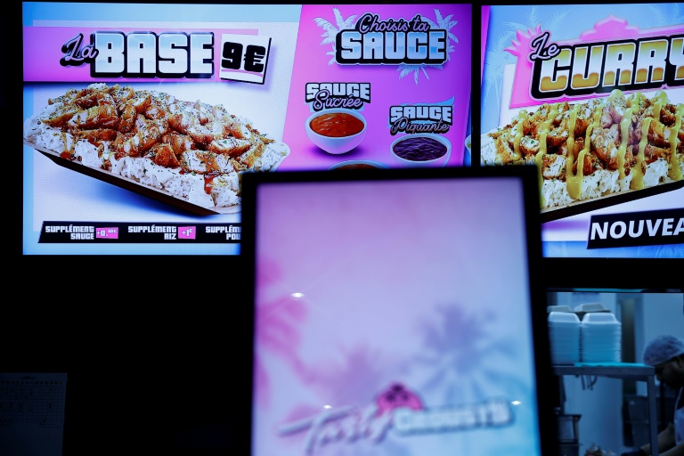 Un écran affiche les options de menu dans un restaurant de restauration rapide Tasty Crousty, le 18 février 2026 à Paris