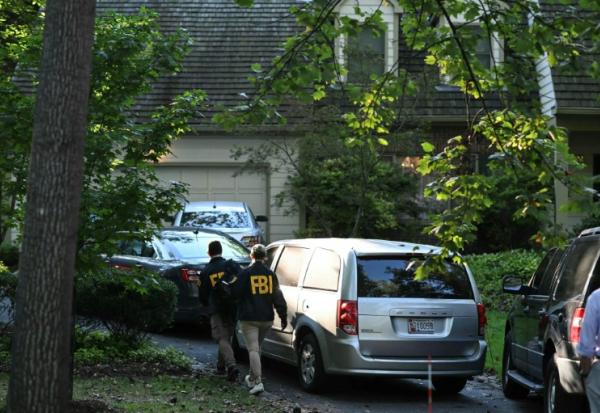 Des agents du FBI à l'extérieur du domicile de John Bolton, ancien conseiller à la sécurité nationale de Donald Trump entre 2018 et 2019, à Bethesda, en banlieue de Washington, le 22 août 2025