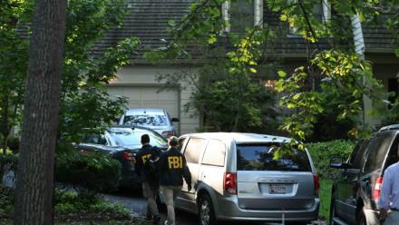 Des agents du FBI à l'extérieur du domicile de John Bolton, ancien conseiller à la sécurité nationale de Donald Trump entre 2018 et 2019, à Bethesda, en banlieue de Washington, le 22 août 2025