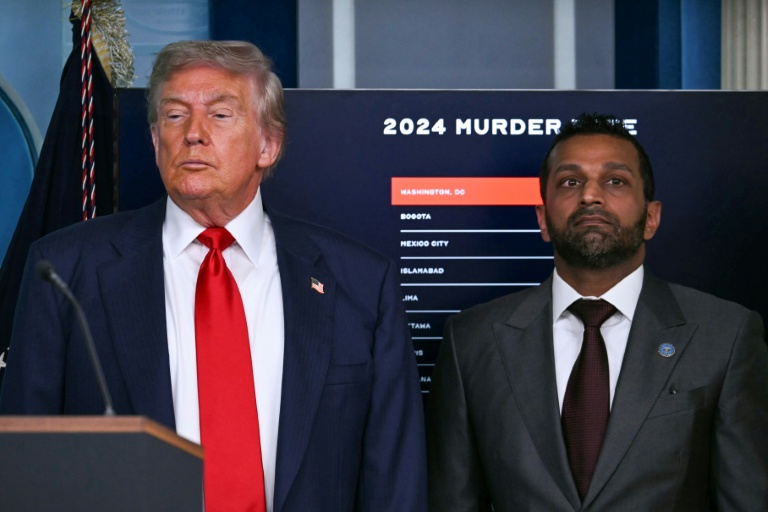 Donald Trump et le directeur du FBI, Kash Patel, lors d'une conférence de presse à la Maison Blanche à Washington, le 11 août 2025