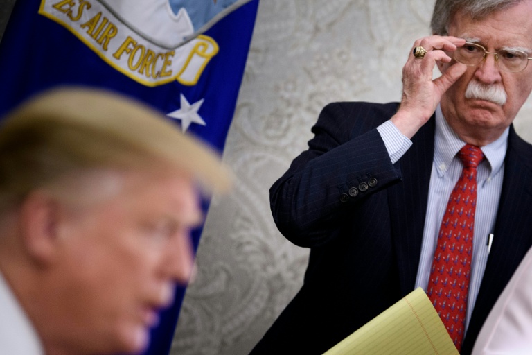 John Bolton, alors conseiller américain à la sécurité nationale, écoute le président Donald Trump parler à la presse avant une rencontre avec le Premier ministre hongrois, Viktor Orban, à la Maison Blanche à Washington, le 13 mai 2019