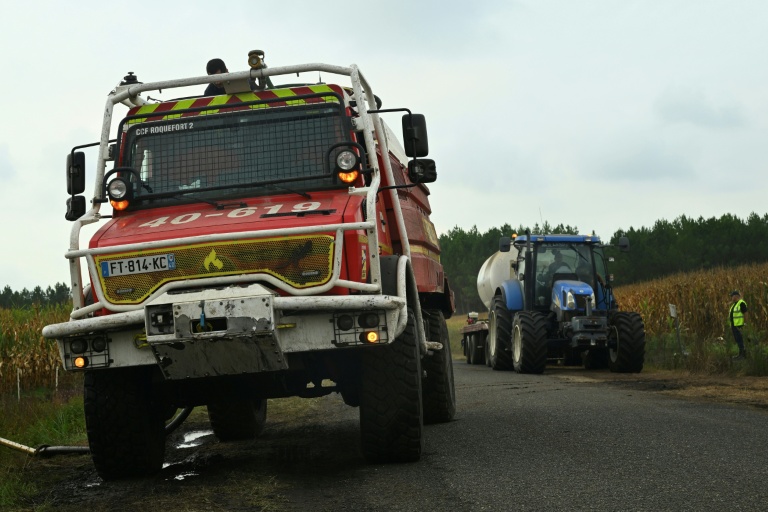 Des pompiers et des agriculteurs remplissent leur citerne d'eau, le 16 août 2026 à Luglon, dans les Landes 