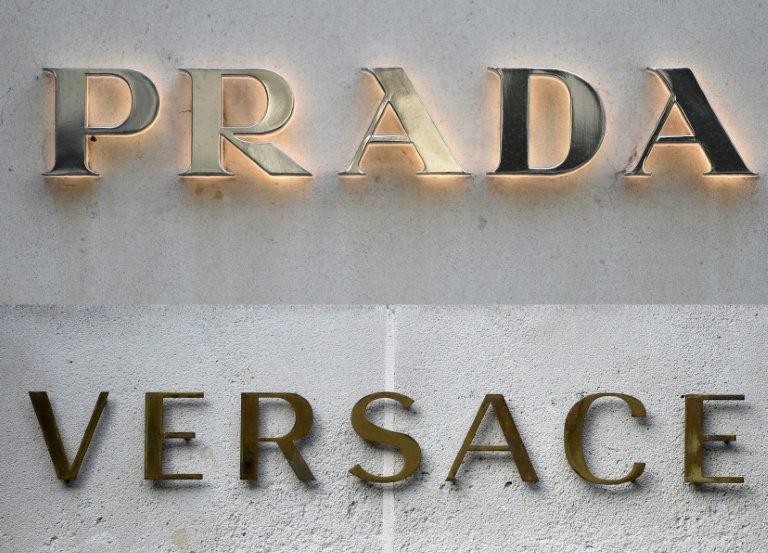 Le groupe Prada a annoncé en avril le rachat de sa rivale italienne Versace pour 1,25 milliard d'euros au groupe américain Capri Holdings.

