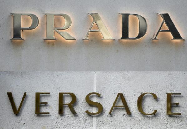 Le groupe Prada a annoncé en avril le rachat de sa rivale italienne Versace pour 1,25 milliard d'euros au groupe américain Capri Holdings.
