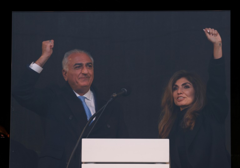 Le fils du chah déchu, Reza Pahlavi, lève le poing sur scène aux côtés de son épouse Yasmine Pahlavi lors d'une manifestation de l'opposition iranienne à Munich, en Allemagne, le 14 février 2026