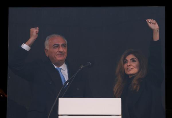 Le fils du chah déchu, Reza Pahlavi, lève le poing sur scène aux côtés de son épouse Yasmine Pahlavi lors d'une manifestation de l'opposition iranienne à Munich, en Allemagne, le 14 février 2026