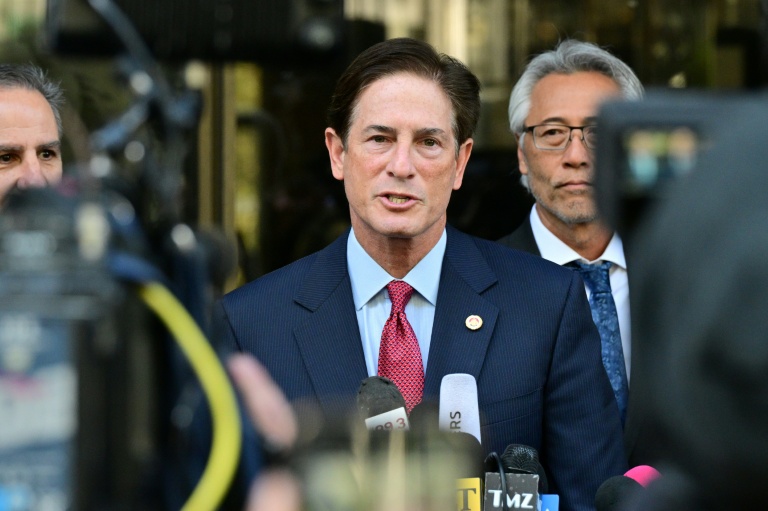 Nathan Hochman, procureur du comté de Los Angeles, fait une déclaration aux journalistes lors de la comparution de Nick Reiner, accusé du meurtre de ses parents, Rob et Michele Reiner, devant un tribunal de Los Angeles, le 23 février 2026 en Californie