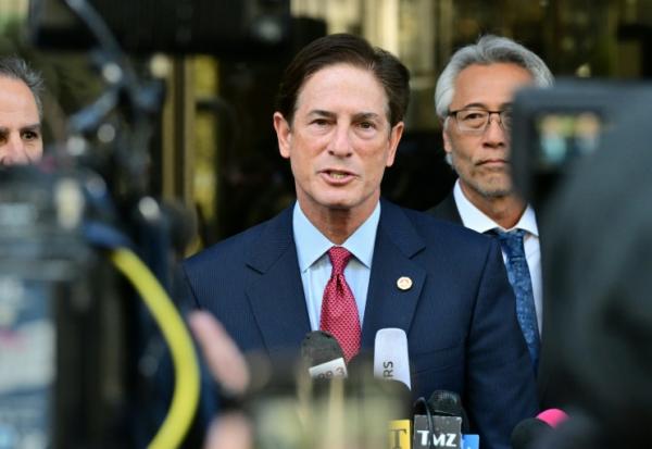 Nathan Hochman, procureur du comté de Los Angeles, fait une déclaration aux journalistes lors de la comparution de Nick Reiner, accusé du meurtre de ses parents, Rob et Michele Reiner, devant un tribunal de Los Angeles, le 23 février 2026 en Californie