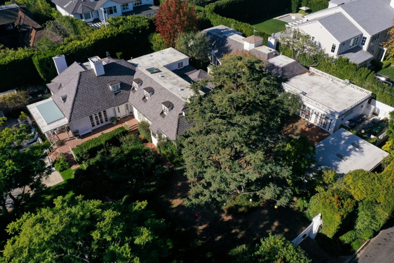 Vue aérienne de la villa du cinéaste américain Rob Reiner dans le quartier de Brentwood à Los Angeles, en Californie, le 15 décembre 2025, après la découverte des corps de Rob Reiner et de son épouse Michele Reiner