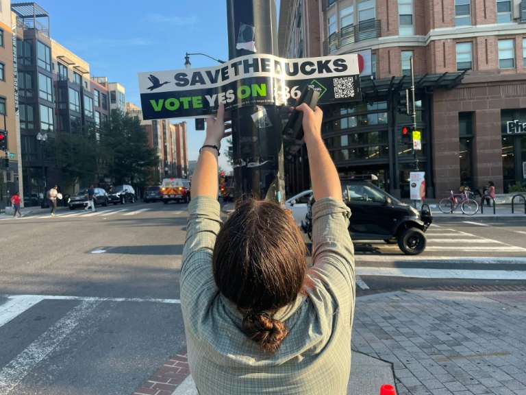 Mike Accardi, de Pro Animal DC, placarde un signe soutenant l'interdiction du foie gras à Washington, le 4 septembre 2026