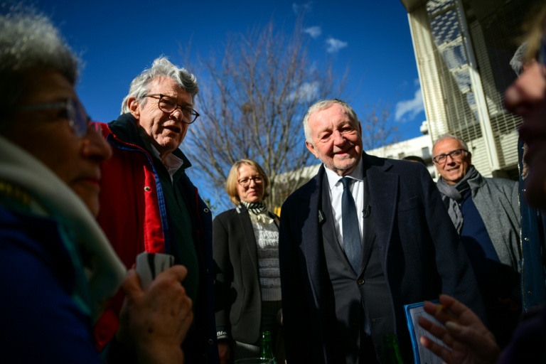 Jean-Michel Aulas (2e D), en campagne pour la mairie de Lyon, et l'ancien ministre Jean-Louis Borloo le 4 février 2026 lors d'une visite dans le quartier de la Duchère à Lyon