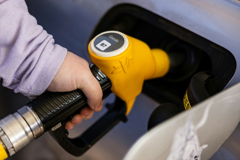 Plein de gazole chez Esso à Rely,  dans le département du Pas-de-Calais le 5 mars 2026.