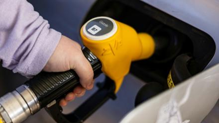 Plein de gazole chez Esso à Rely,  dans le département du Pas-de-Calais le 5 mars 2026.