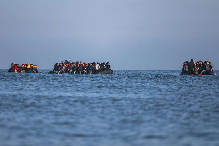 Des migrants à bord de bateaux de passeurs tentent de traverser la Manche au large de la plage de Gravelines, dans le Nord, le 27 septembre 2025