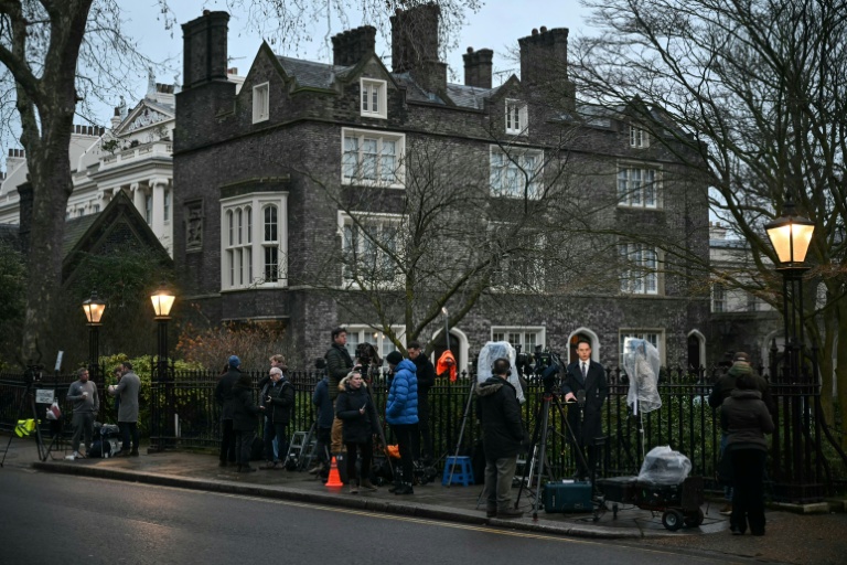 Des journalistes devant le domicile de l'ancien ambassadeur du Royaume-Uni aux États-Unis, Peter Mandelson, le 24 février 2026 à Londres, au lendemain de son arrestation pour 