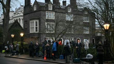 Des journalistes devant le domicile de l'ancien ambassadeur du Royaume-Uni aux États-Unis, Peter Mandelson, le 24 février 2026 à Londres, au lendemain de son arrestation pour "soupçons de manquement à ses fonctions publiques" 
