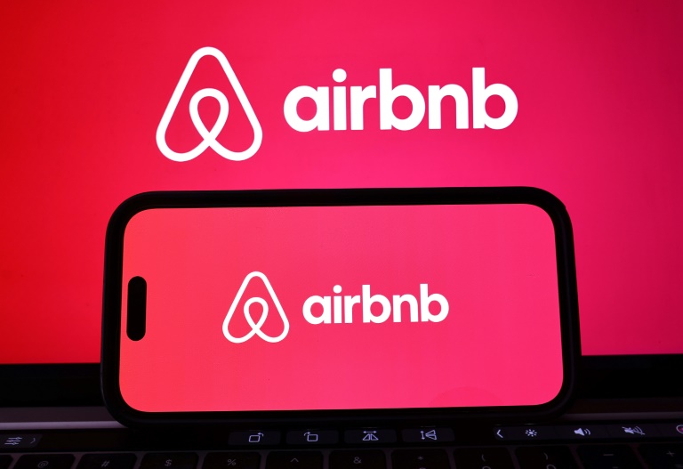 Logo Airbnb le 13 février 2024 à Los Angeles.