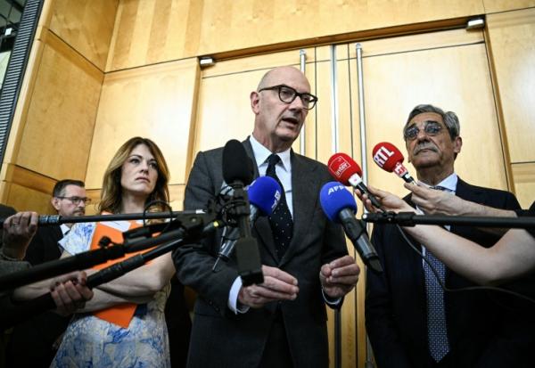 Le ministre de l'Economie Roland Lescure, entouré de la porte-parole du gouvernement et ministre déléguée à l'Energie Maud Bregeon et du ministre du Commerce et des PME Serge Papin, à Paris le 9 avril 2026