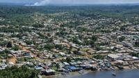 Vue aérienne de la ville brésilienne d'Oiapoque, sur l'Oyapock, à la frontière avec la Guyane, le 31 octobre 2020