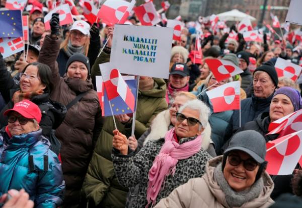 Des milliers de manifestants rassemblés à Copenhague pour dénoncer les ambitions territoriales de Donald Trump qui continue d'afficher son intention de s'emparer du Groenland, le 17 janvier 2026
