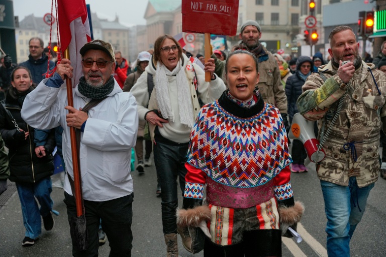 Des manifestants rassemblés à Copenhague pour dénoncer les ambitions territoriales de Donald Trump qui continue d'afficher son intention de s'emparer du Groenland, le 17 janvier 2026