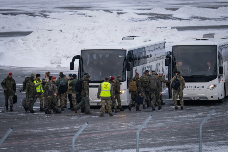Des soldats allemands arrivent à l'aéroport de Nuuk, la capitale du Groenland, le 17 janvier 2026 