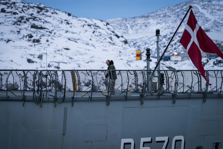 Un membre d'équipage sur le pont du patrouilleur HDMS Knud Rasmussen de la Marine royale danoise amarré dans le port de la capitale groenlandaise Nuuk, le 17 janvier 2026
