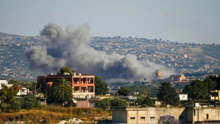 La fumée d'une frappe aérienne israélienne sur le village de Zawtar al-Sharkiyeh, le 4 juin 2026 dans le sud du Liban