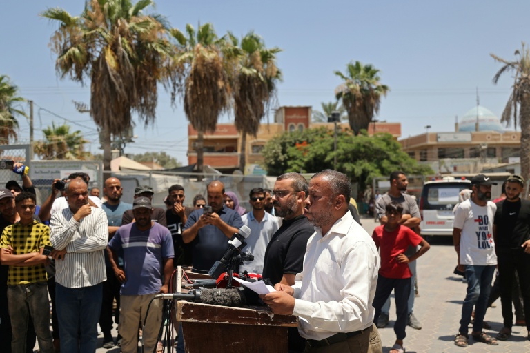Ismaïl al-Thawabta, directeur du bureau des médias au sein du Hamas, lors d'une conférence de presse à l'hôpital Al-Aqsa de Deir el-Balah, dans le centre de la bande de Gaza, le 6 juillet 2026