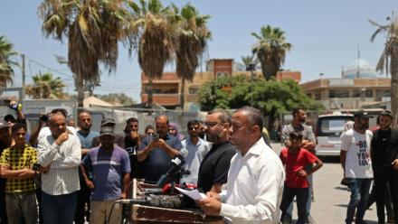 Ismaïl al-Thawabta, directeur du bureau des médias au sein du Hamas, lors d'une conférence de presse à l'hôpital Al-Aqsa de Deir el-Balah, dans le centre de la bande de Gaza, le 6 juillet 2026