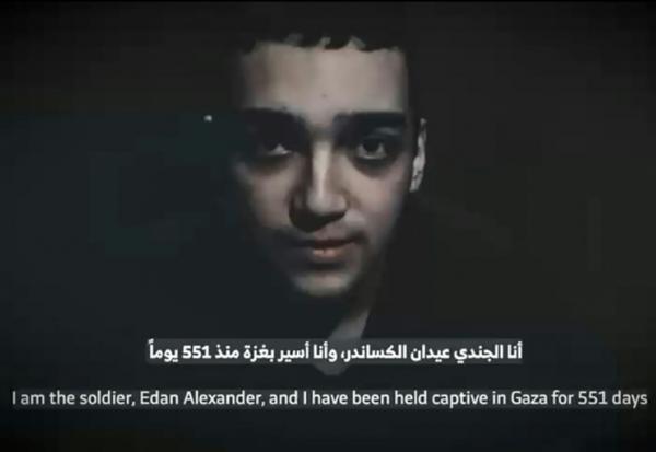 Une photo diffusée par le Forum des familles d'otages montre une capture d'écran d'une vidéo publiée par le Hamas, le 12 avril 2025, montrant l'otage israélien Edan Alexander détenu dans la bande de Gaza