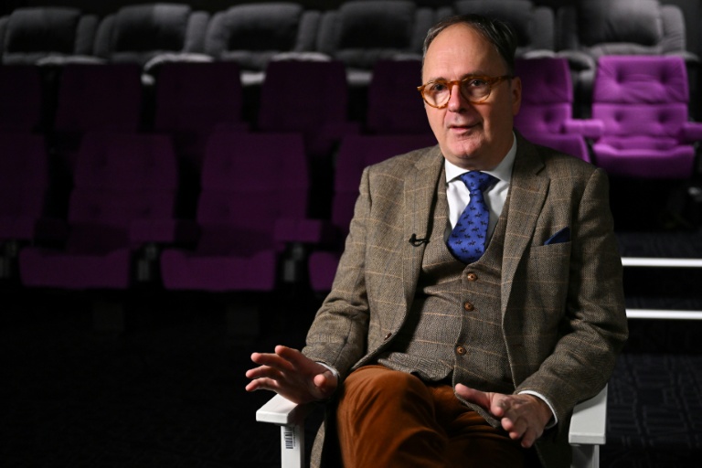 Le commissaire du gouvernement hongrois pour le développement de l'industrie cinématographique, Czaba Kael, lors d'une interview avec l'AFP, le 7 novembre 2025 à Budapest, en Hongrie