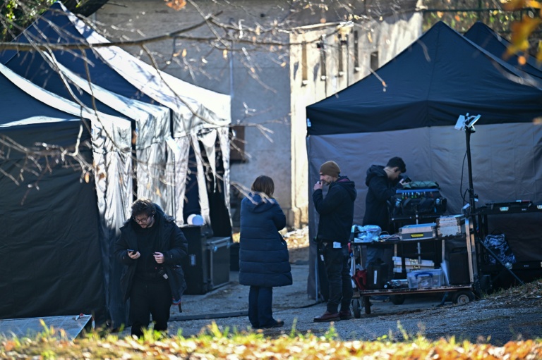Une équipe de tournage travaille sur le plateau d'un film d'horreur dans un ancien hôpital psychiatrique de Budapest, le 7 novembre 2025 en Hongrie
