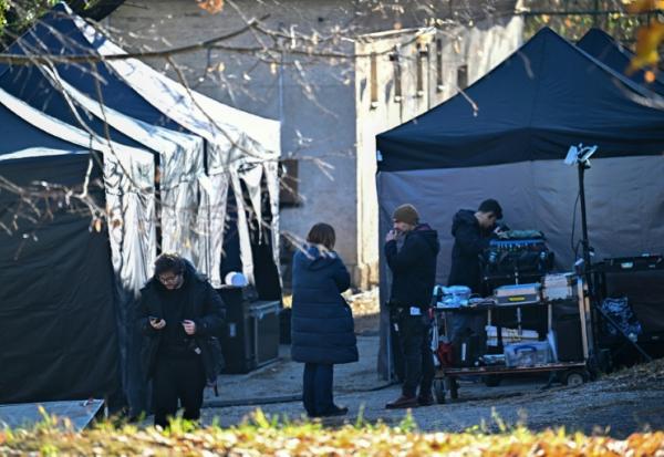 Une équipe de tournage travaille sur le plateau d'un film d'horreur dans un ancien hôpital psychiatrique de Budapest, le 7 novembre 2025 en Hongrie