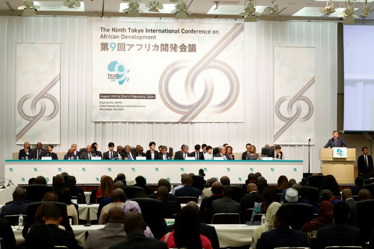 Le Premier ministre japonais Shigeru Ishiba (d) lors de la cérémonie d'ouverture de la 9e Conférence internationale de Tokyo sur le développement de l'Afrique à Pacifico Yokohama, près de Tokyo, le 20 août 2025