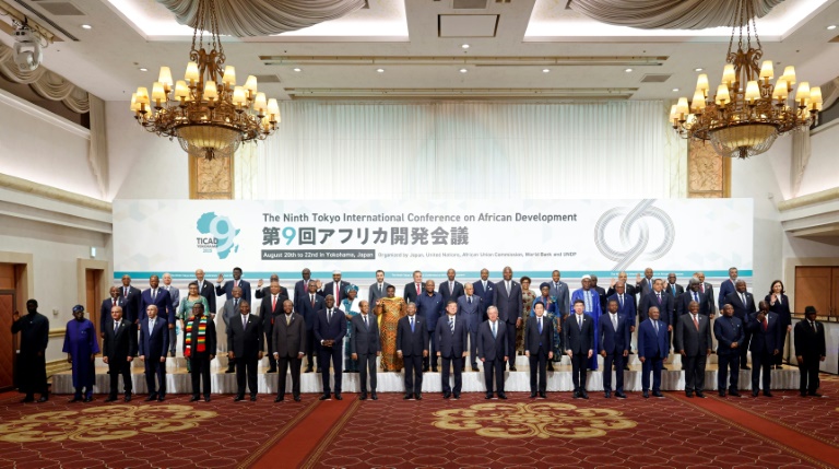 Premier ministre japonais Shigeru Ishiba (c), le secrétaire général de l'ONU, Antonio Guterres et les dirigeants des pays africains, lors de la 9e Conférence internationale de Tokyo sur le développement de l'Afrique à Yokohama, au sud de Tokyo, le 20 août 2025