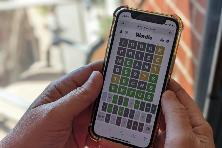 Une personne joue au jeu de lettres en ligne 