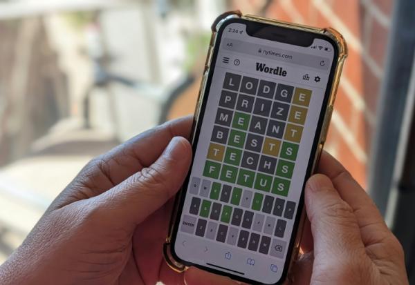 Une personne joue au jeu de lettres en ligne "Wordle" sur un téléphone portable à Arlington, en Virginie, le 9 mai 2022