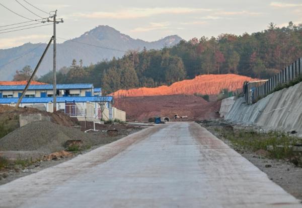 Site du géant étatique chinois China Rare Earth Group qui assure l'exploitation des terres rares, le 21 novembre 2025 à Ganzhou, dans la province du Jiangxi, dans l'est de la Chine 