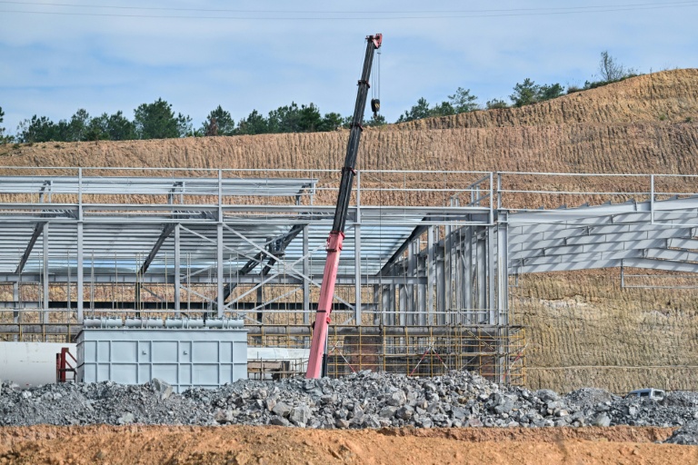 Une usine de traitement des terres rares en construction, le 19 novembre 2025 à Ganzhou, dans la province du Jiangxi, dans l'est de la Chine 