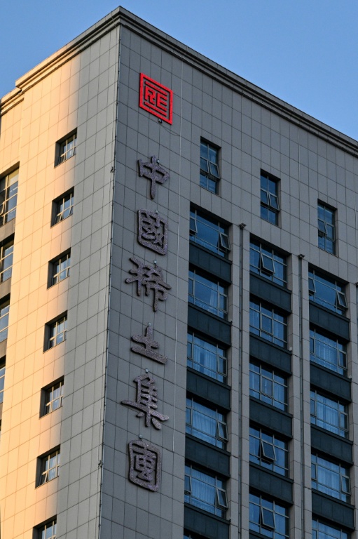 Vue du siège du géant étatique chinois China Rare Earth Group, qui assure l'exploitation des terres rares, le 21 novembre 2025 à Ganzhou, dans la province du Jiangxi, dans l'est de la Chine 