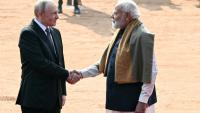 Le président russe Vladimir Poutine, à gauche, et le Premier ministre indien Narendra Modi, à sa droite, le 5 décembre 2025, à New Delhi, en Inde