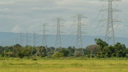 Des lignes à haute tension, le 22 août 2026 dans le district laotien de Hadxayfong, près de Vientiane 